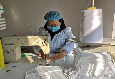 自帶縫紉機進廠，云南安寧志愿者用針線縫出抗疫溫度